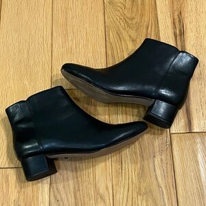 Clarks Collections Soft Cushion Black Ankle Boots Round Toe Size 9.5M